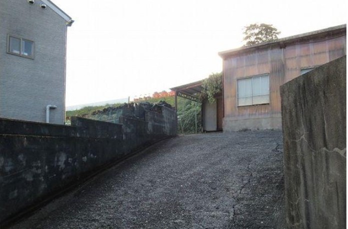 現況、古家が建っています(外観) 現況、古家が建っています(外観)